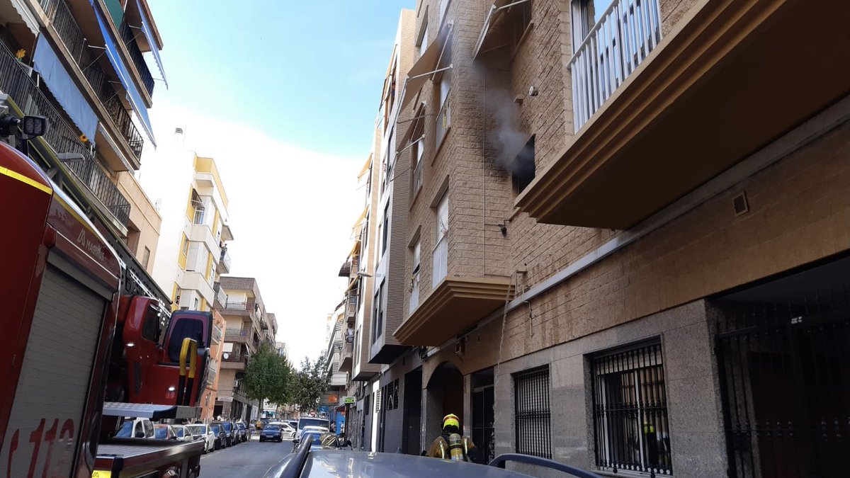policiaelche's tweet photo. La vesprada d'ahir va estar marcada en la seua recta final pels #incendis, per sort lamentant únicament #danys materials. 

👉🏼 En un el foc es va iniciar possiblement en un electrodomèstic, mentre que l'altre va afectar les cuines de l'Hospital Vinalopó. https://t.co/bU0hL9cKAz