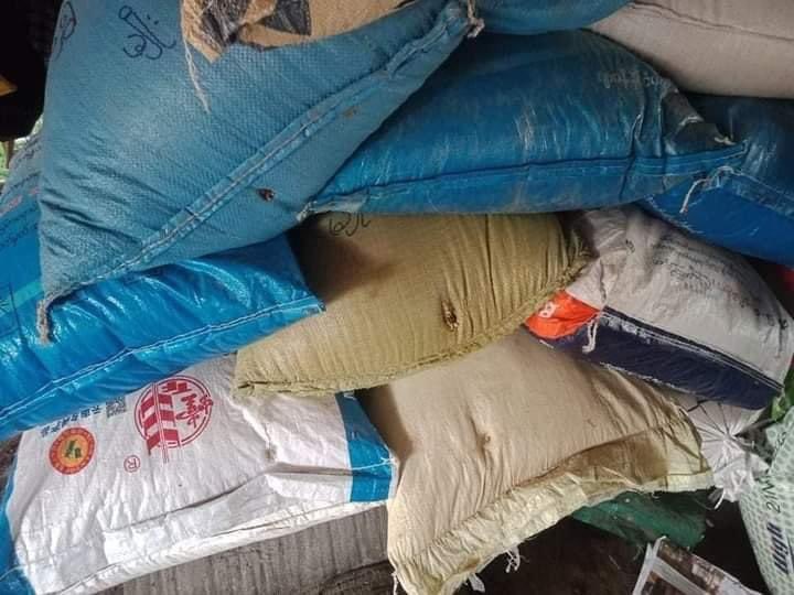 The junta's armed forces were unable to track the people they wanted to abduct.Still,they raided houses and confiscated property, but they destroyed property they couldn't use in #Sagaing Division's Kin Oo Township in Kan Thar Yar village.
#May16Coup #WhatsHappeningInMyanmar