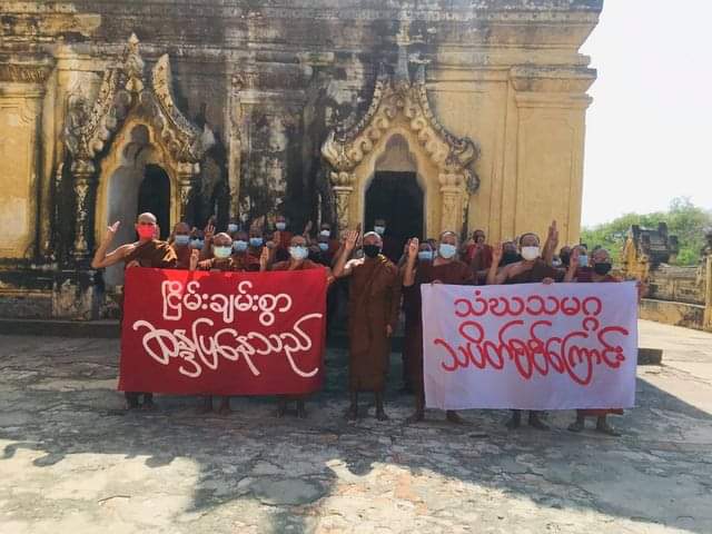 demoshinn's tweet photo. "WE ARE PROTESTING PEACEFULLY"
#Mandalay Sangha Union protested against the Military Dictatorship peacefully & prayed for #Myanmar People at Maha Aungmye Bozan Monastery, commonly known as Mel Nu’s Brick Monastery in #Innwa, #Mandalay Region
#WhatsHappeningInMyanmar
#May16Coup https://t.co/IPfFJJtIXU
