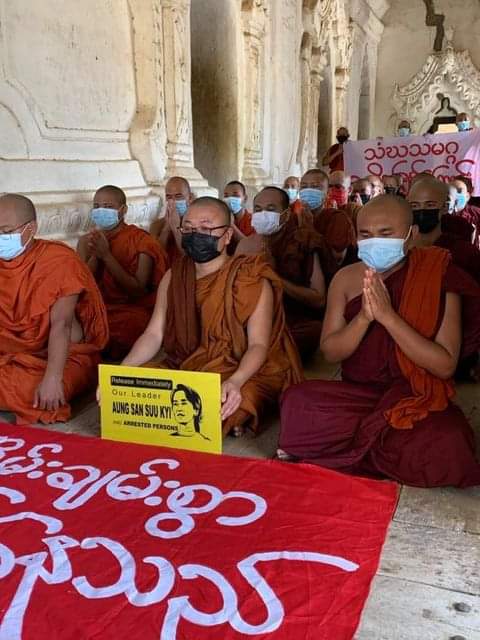 ChenXine's tweet photo. "WE ARE PROTESTING PEACEFULLY"
#Mandalay Sangha Union protested against the Military Dictatorship peacefully & prayed for #Myanmar People at Maha Aungmye Bozan Monastery, commonly known as Mel Nu’s Brick Monastery in #Innwa, #Mandalay Region
#WhatsHappeningInMyanmar
#May16Coup https://t.co/ErHDm8Ljet