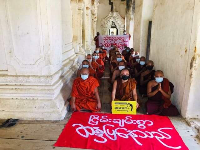 ChenXine's tweet photo. "WE ARE PROTESTING PEACEFULLY"
#Mandalay Sangha Union protested against the Military Dictatorship peacefully & prayed for #Myanmar People at Maha Aungmye Bozan Monastery, commonly known as Mel Nu’s Brick Monastery in #Innwa, #Mandalay Region
#WhatsHappeningInMyanmar
#May16Coup https://t.co/ErHDm8Ljet