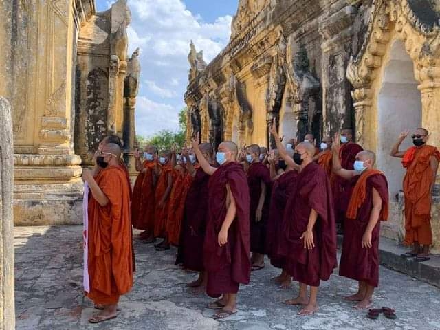 ChenXine's tweet photo. "WE ARE PROTESTING PEACEFULLY"
#Mandalay Sangha Union protested against the Military Dictatorship peacefully & prayed for #Myanmar People at Maha Aungmye Bozan Monastery, commonly known as Mel Nu’s Brick Monastery in #Innwa, #Mandalay Region
#WhatsHappeningInMyanmar
#May16Coup https://t.co/ErHDm8Ljet