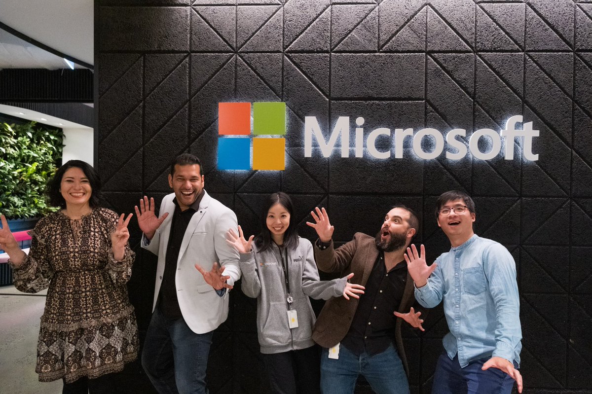 tomomisako61's tweet photo. I’m so glad to finally take a team photo! Plus bonus Team Juan photo🤣

@azadehkhojandi, @jsburckhardt, @namitts and Jacob https://t.co/J5fZXdxUXj