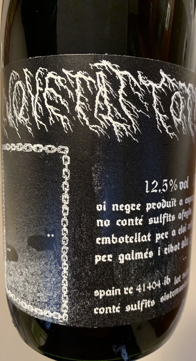 nacho_pelaez's tweet photo. Los vinos de #EloiCedo son diferentes desde el contenido hasta el continente (botella de 1 L y etiqueta pelin “gore”) pero están espectacularmente buenos. Sutiles y sabrosos, especialmente este Novetat Total, mitad callet, mitad manto negro. #SistemaVinari, bodega de culto 😄👏👏 https://t.co/DAKrQsQJXb