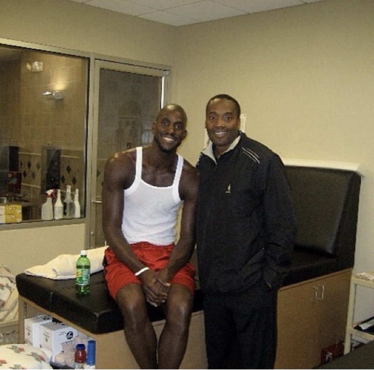 ThierryKita's tweet photo. Hall of famer. Congratulations @tic_pix. We are Ubuntu #halloffame #halloffamer #ubuntu #ubuntumatters #celtics #banner17 #nbahalloffame #KevinGarnett https://t.co/w2rGfyOgtF