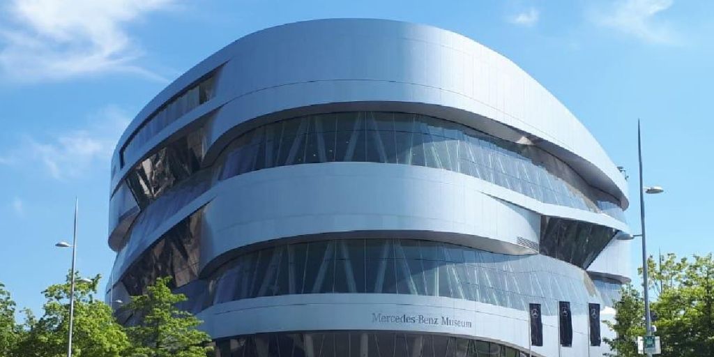 Happy #internationalermuseumstag🙌 Highlights für Auto-Fans: virtuelle Führung durch die Sonderschau „25 Jahre Boxster“ des Porsche Museums: porsche.de/Museum Erlebt das Mercedes-Benz Museum von zu Hause aus: Rundgang auf Instagram:  mb4.me/MuseumTour 
#enjoystuttgart