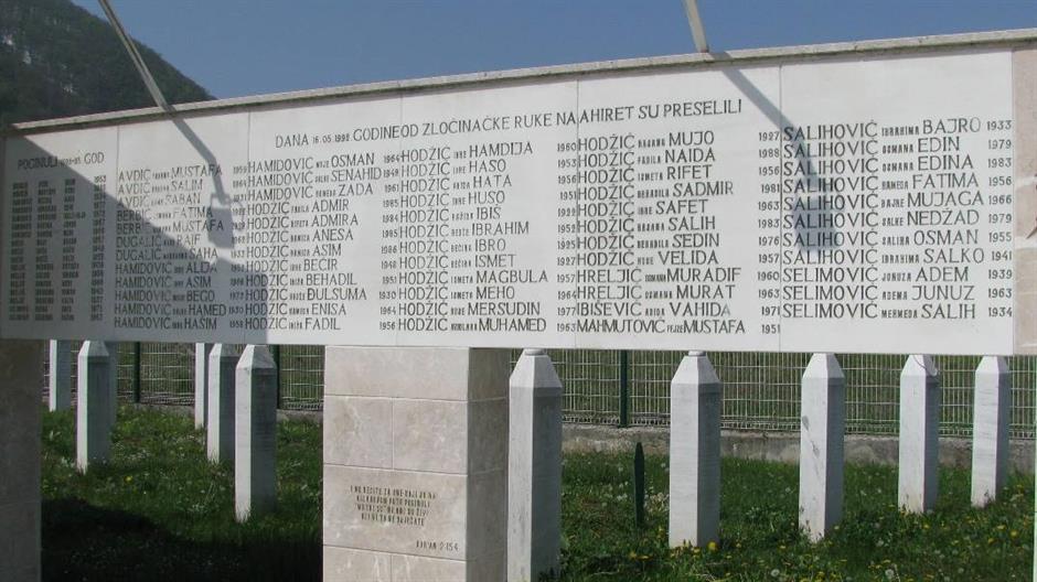 Alex_Marton's tweet photo. Pre 29 godina u selu Zaklopača između Vlasenice i Milića, pripadnici paravojnih srpskih snaga ubili su 60 građana bošnjačke nacionalnosti. Svi su bili civili. Među njima i 11 devojčica i dečaka.
U tom krvavom piru ubijeno je gotovo pola sela.
Večni mir drage komšije! https://t.co/b6yhULoFvo