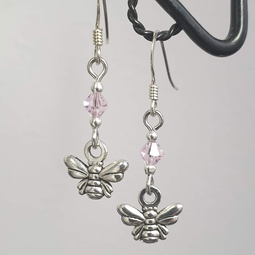 KentHandmade's tweet photo. Here's my baby bee earrings for #NatureGiftsDay. Cute little bee charms with a Swarovski crystal on a sterling silver hookπ
https://t.co/tJhwPEj7HM
#UKGiftAM #UKGiftHour #BeesAreGood #MHHSBD https://t.co/pmTWxVNxFC