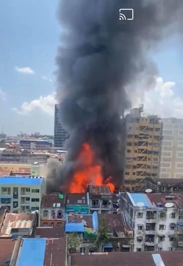 mthitty's tweet photo. A heavy fire broke out in Pabedan, Yangon this afternoon. The building known as “U Chain Ti building” by the locals, was burned down to ashes and the cause of fire is still unknown. Arson suspected.
#May16Coup
#WhatsHappeningInMyanmar https://t.co/VIRbsTlqhL