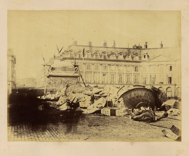 16 de Mayo 1871. Demolición de la columna Imperial de la Place Vendôme por ser un monumento a la barbarie, un símbolo de la fuerza bruta y el militarismo. Uno de los gestos mas genuinos de internacionalismo anticolonial de la Comuna de Paris