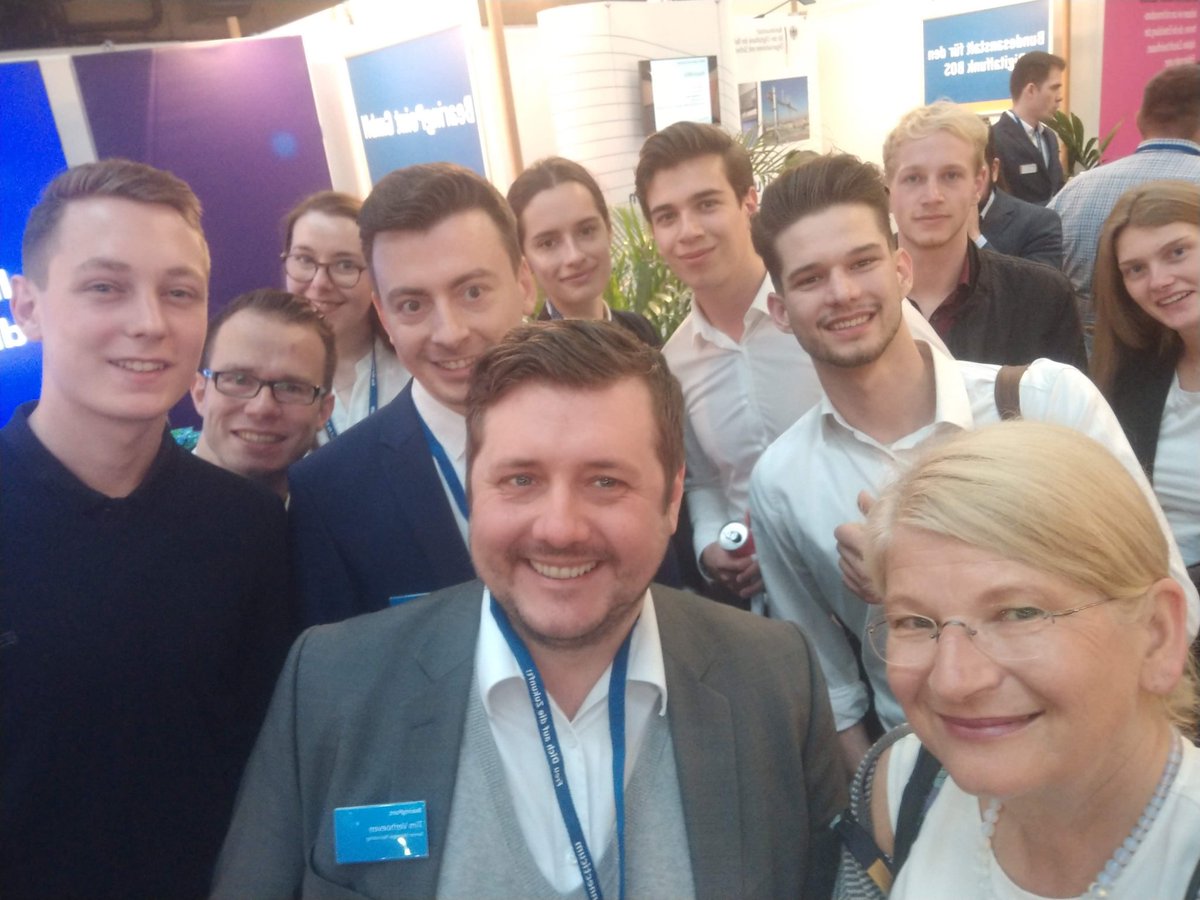 AnjaLuethy's tweet photo. Wie aus einer anderen Welt: Heute vor genau zwei Jahren mit meinen Studierenden auf der Berliner Firmenkontaktmesse #Connecticum . Zufällig @Tim__Verhoeven dort getroffen. 
Das waren noch abstands - und maskenlose Zeiten.
@FynnRogalla, damals im 2. Semester, erinnert sich, oder? https://t.co/ugGNq4nZlo
