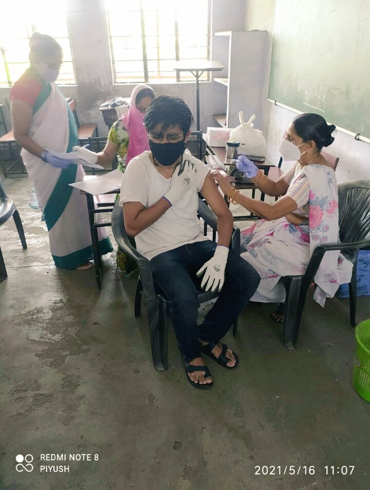 Princejhrindia's tweet photo. Got the first dose of COVID Vaccine.
Thanks @dc_dhanbad @JharkhandCMO @PMOIndia https://t.co/4aoJ6hMDCp