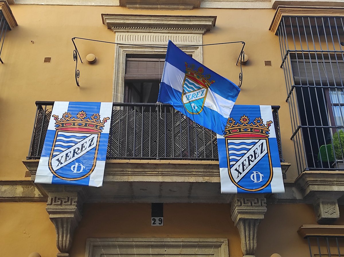 JuanMi2013's tweet photo. El escudo de toda una vida puede escribir algo nuevo en nuestras vidas. Te quiero @XerezCD_OFICIAL. https://t.co/eKP9iMIW7M