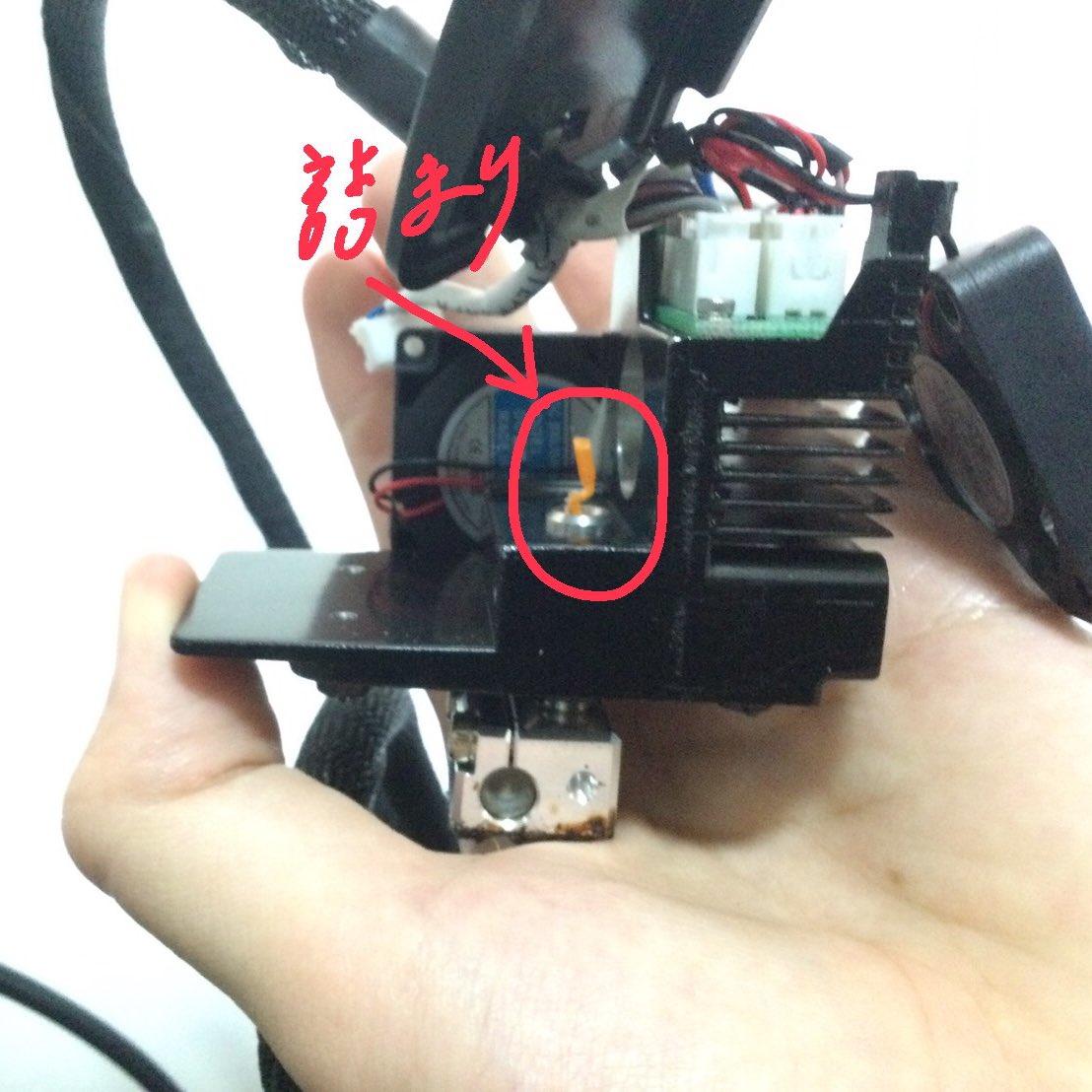 K_numaclow's tweet image. #CreatorPro2 オーバーホールしました。
予想通り折れフィラメントが詰まってました(・ω・｀)

分解して気づいたけど、この黒いパーツ全部メタルなの！？
すごい形状してるし、3方向からタップ加工入ってるし、何気にトンデモナイやつ∑(ﾟДﾟ)
#FlashForge