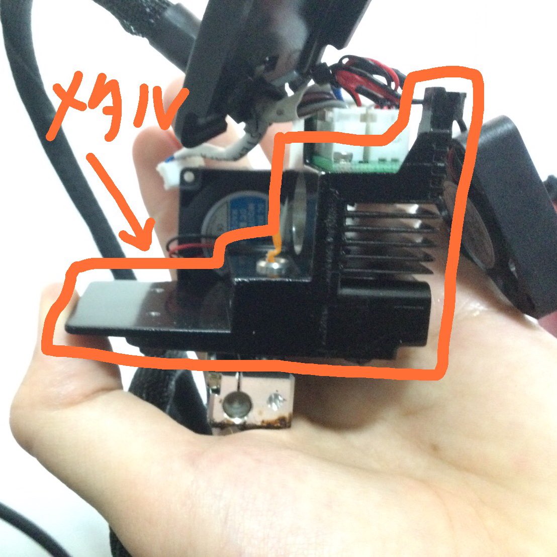 K_numaclow's tweet image. #CreatorPro2 オーバーホールしました。
予想通り折れフィラメントが詰まってました(・ω・｀)

分解して気づいたけど、この黒いパーツ全部メタルなの！？
すごい形状してるし、3方向からタップ加工入ってるし、何気にトンデモナイやつ∑(ﾟДﾟ)
#FlashForge