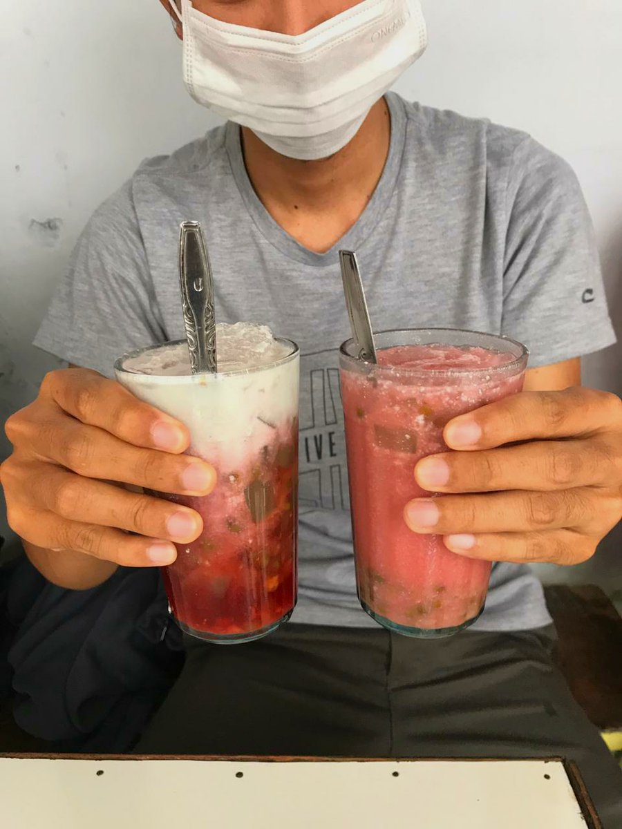 infotegal's tweet photo. Biar pikiran tetap adem, nge-es dulu aja di Slawi. Langganan pas zaman SMA dulu sampai sekarang. Musim libur panjang seperti sekarang cukup banyak yang mencari kuliner klangenan. 

Ada yang bisa menebak nama kuliner ini? 

#Tegal #Slawi #kulinertegal #tegalculinary https://t.co/diPpBGVZiJ