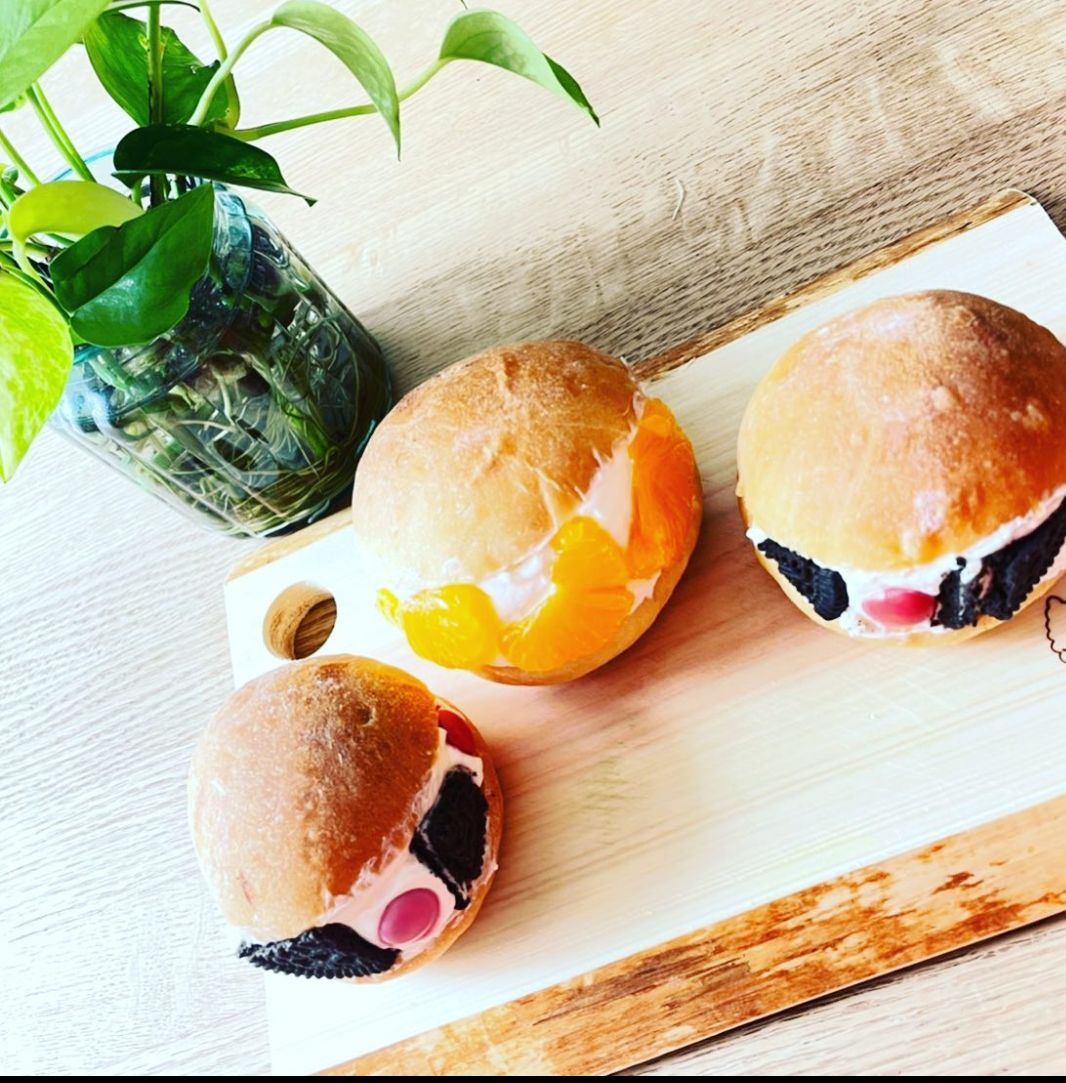 3twood 雨なのでパンを焼き クリームチーズや生クリームを挟んでおやつを作りました 今年の梅雨入り早すぎます ひのき Diy 木材 キャンプ好きと繋がりたい キャンプ ソロキャ 消臭効果 プレゼント 耳付きまな板 メスティン まな板 自然