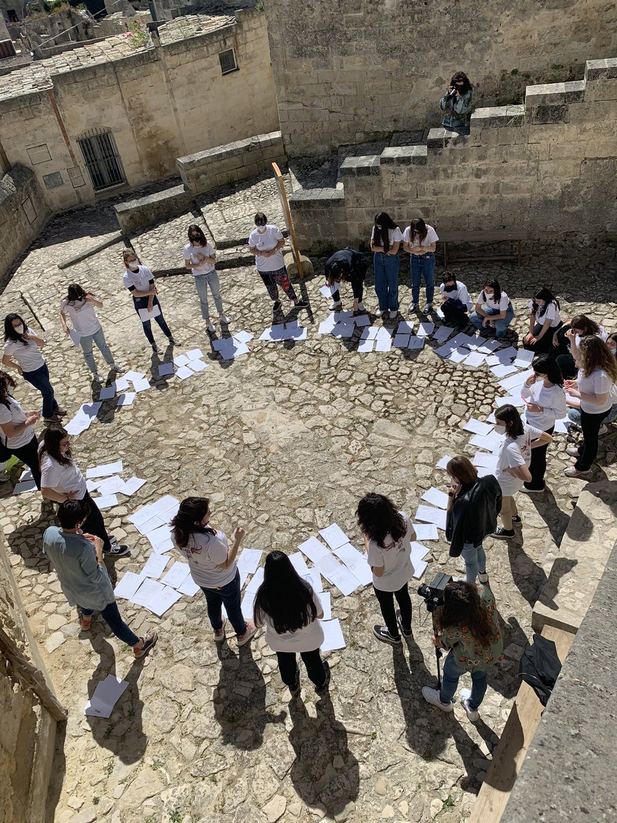 A Matera giovanissime #Primers descrivono loro stesse e le loro compagne di corso oggi e come si immaginano nel futuro. 

Meravigliose! 

#PrimeMinister #16maggio