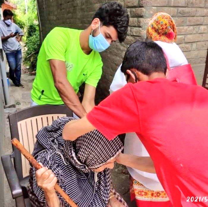 abvpdodavoice's tweet photo. डोडा नगर - कोविड के खिलाफ डोर टू डोर वैक्सिनेशन अभियान शुरू, एबीवीपी कार्यकर्ता स्वास्थ्य विभाग के साथ मिलकर लोगों को वैक्सीनेट करने में सहयोग कर रहे हैं ।

आज एक वैक्सिनेटर टीम में सदस्य के नाते वार्ड नंबर 2 में लोगों की वैक्सीनेशन करने में सहयोग करते हुए कार्यकर्ता ।

#ABVP https://t.co/W71njZ9utT