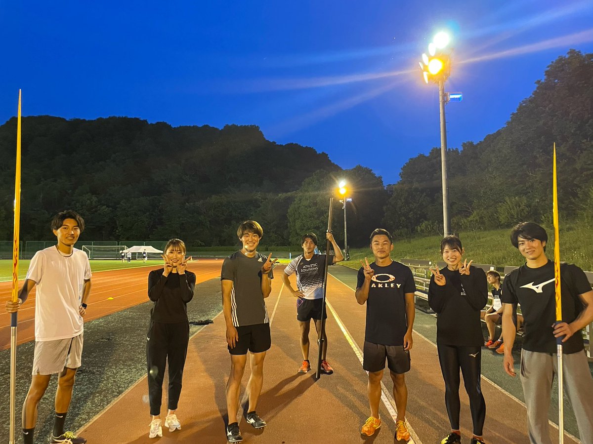 SundaiSprint's tweet photo. 【 関東ICまであと…４日🙂】
本日は、左から男子走高跳・男女走幅跳・男女三段跳・男子槍投げの選手になります🏋🏻‍♀️
センターには、いつも支えてくださる池畠コーチがいらっしゃいます👦🏻🙏🏻
楽しく元気に練習を行っています🔥！
熱い応援のほどよろしくお願いします😄
※撮影時のみマスクを外しています。 https://t.co/UohHge8xw7