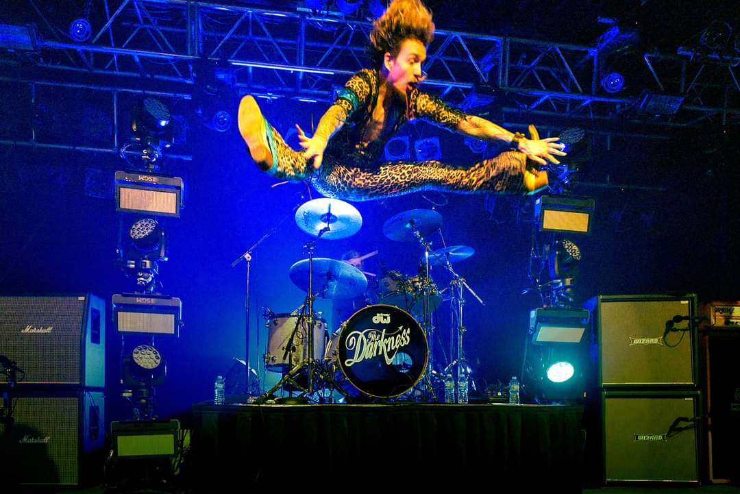 TDKJusettes's tweet photo. Sunday Vibes with @JustinHawkins

@thedarkness
The Starland Ballroom in Sayreville, New Jersey on Friday, April 21st 2018

Pic via @ConcertLivewire

Stage outfit @bunsosteelana

#TheDarkness #JustinHawkins #concert #liveconcert #livemusic #airsplit #classicrock #tdkjusettes https://t.co/UOIc56aPVe
