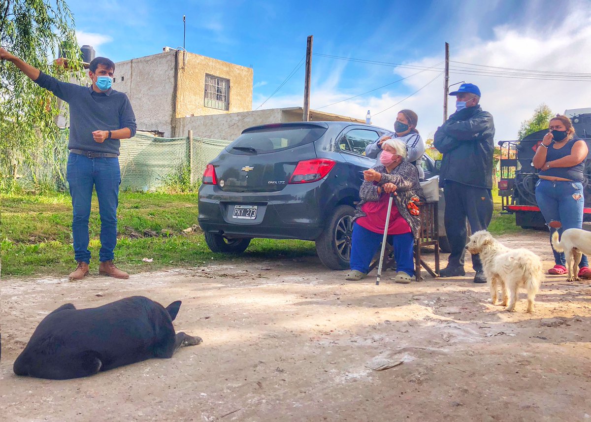 NanoCaraOK's tweet photo. “Queremos seguir progresando pero no tenemos acceso a la municipalidad y se complica mucho”Decía Juan Manuel, vecino del barrio #LasRosas de #Romero #LaPlata📍

El Municipio debe trabajar codo a codo con la comunidad, no se puede seguir postergando las demandas de los barrios ⚠️ https://t.co/vJh77HnJpE