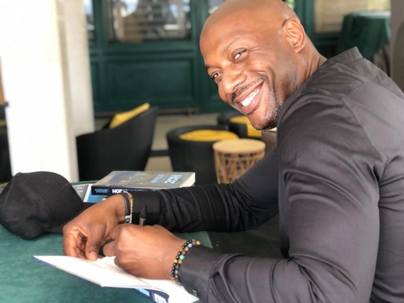 FAMartinique's tweet photo. (VIDEO 🎥) Lors de la séance de dédicaces de son nouvel ouvrage, ce samedi à Schoelcher, Harry Roselmack s’est confié sur son rapport à son île, où il n’a pas grandi mais où se trouvent ses origines, comme il l'explique ici 👇
https://t.co/7ngg5B1DU4 https://t.co/yIcCYsLVjq