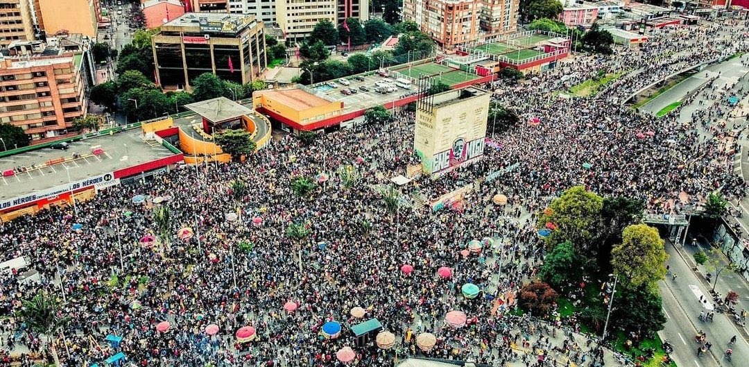 JoseGuarnizoA's tweet photo. Los han reprimido, los han matado, y aún así están dispuestos a salir a las calles cuantas veces sea necesario. La revolución en Colombia la están haciendo los jóvenes. https://t.co/eJNE7skMeC