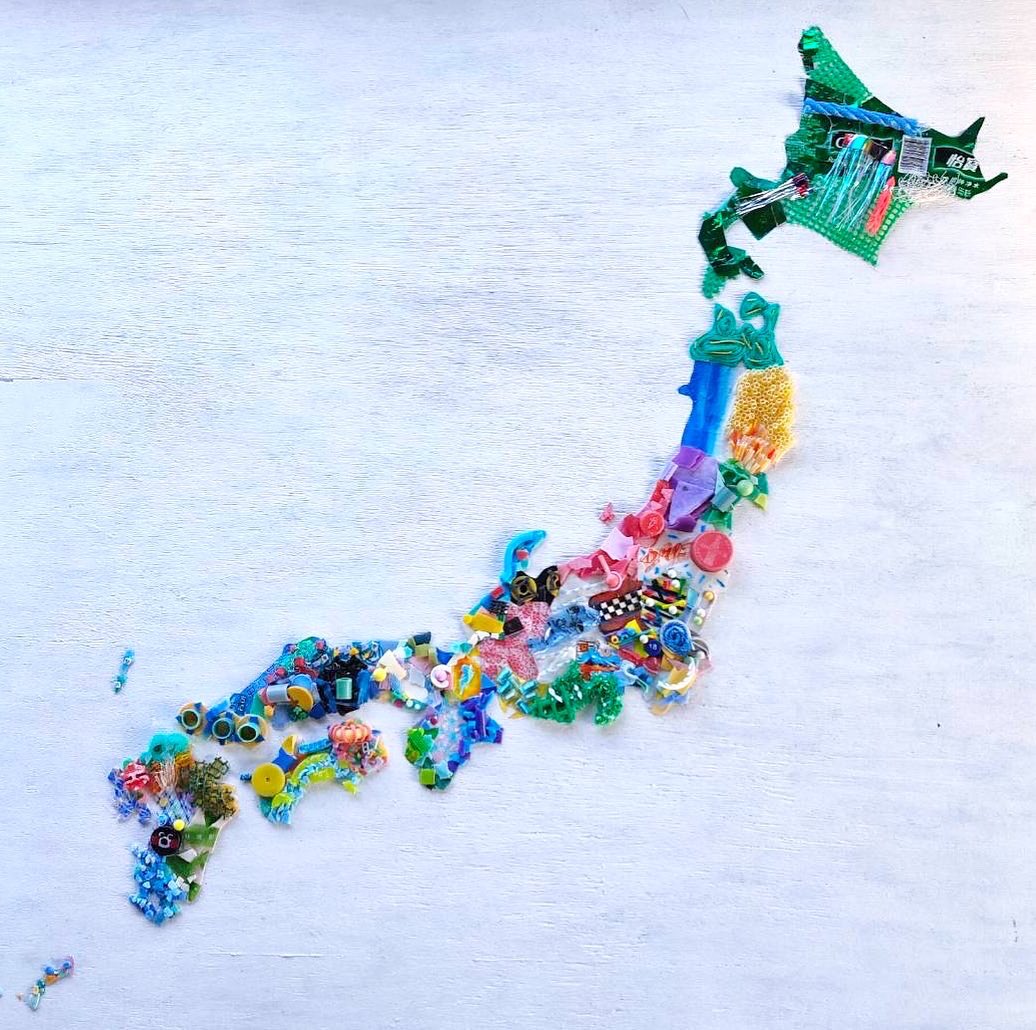 asuka___313's tweet photo. 沢山のご協力ありがとうございまし���！！

47都道府県からプラごみを拾って送ってもらい、日本地図を作成する『美ら海プロジェクト』

全都道府県制覇し、地図が完成しました！✨

各地のごみ情報が詰まってます👀

ご協力くださった皆さま、本当にありがとうございました😊

#ゴミ拾い　#プラごみ https://t.co/l621bwrbL1