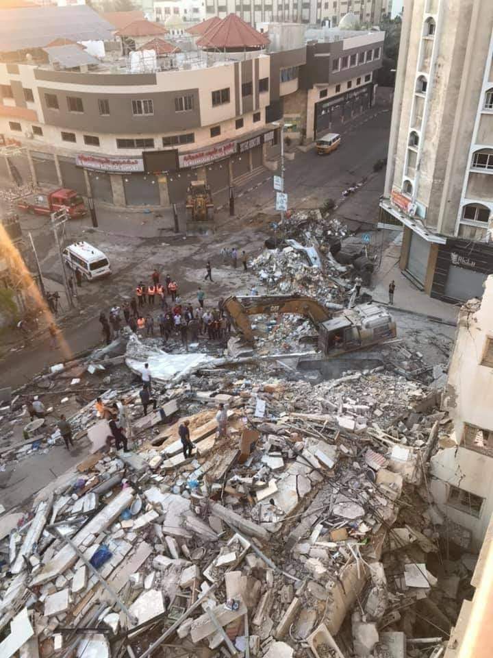 fedaafedaao's tweet photo. Les gravats sont enlevés avec soin et des outils simples ...
 Il y a un personnes disparues
#GazaUnderAttack 
#GenocideinGaza 
#savesheikhjarrah https://t.co/CeEFDkQBZk