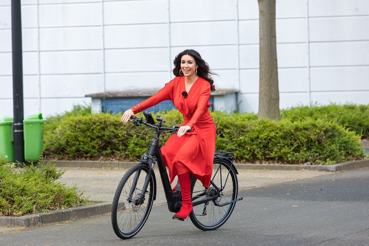 Morgen ist es soweit 💥✊🏼 Löwin @judithwilliams_official sieht schonmal bezaubernd aus beim Cruisen. Ihr Feedback, Morgen auf VOX ;) ab 20:15 Uhr 🕗 📺 @diehoehlederloewen 🦁⁠ #dhdl #wirsindimfernsehen #tv #primetime #sminno #vox #startup #pitch 📸TVNOW / Bernd-Michael Maurer