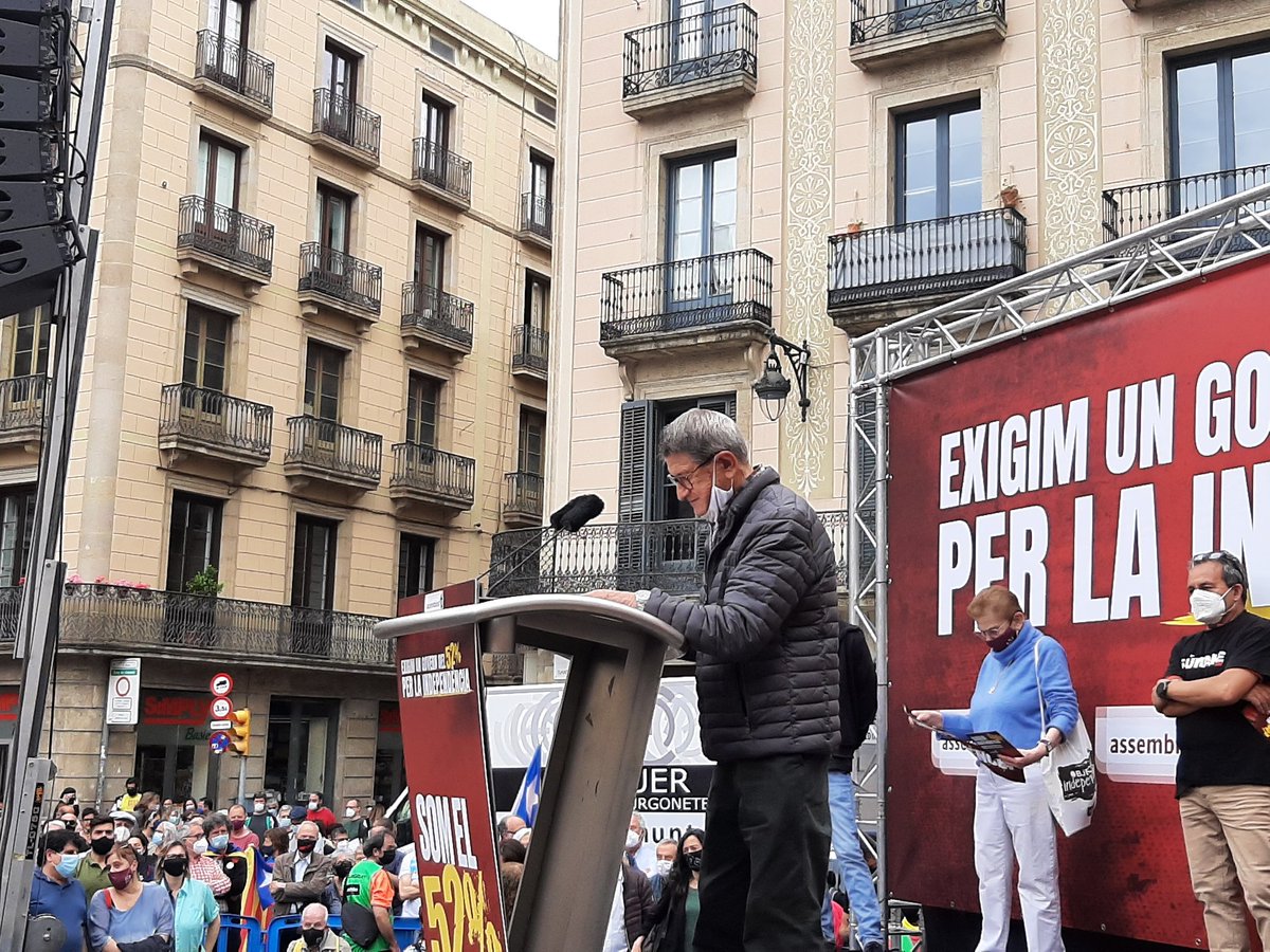 ⬛⬜🔴 Llegeixen el manifest <a href="/stemperros/">Pol S i R</a> (@Fnec), <a href="/AJuanico/">Albert Juanico</a> (<a href="/AnemXFeina/">Anem per Feina</a>), <a href="/BVerdaguer/">Blanca Verdaguer</a> (<a href="/adicsenxarxa/">AdicsEnXarxa 🔥🔥🔥🔥</a>), Pep Ribas (<a href="/CAL_cat/">Coordinadora d'Associacions per la Llengua (CAL)</a>), Virgínia Martínez (<a href="/Afectats1O/">Afectats 1-O</a>), <a href="/amargant_olga/">Olga Amargant</a> (@advoCATsPerCat), Rafa Sanchez (<a href="/sumate_asoc/">Súmate ➕</a>), <a href="/blancaserrapuig/">Blanca Serra Puig</a>, 
@frontroger i #MeridianaResisteix.