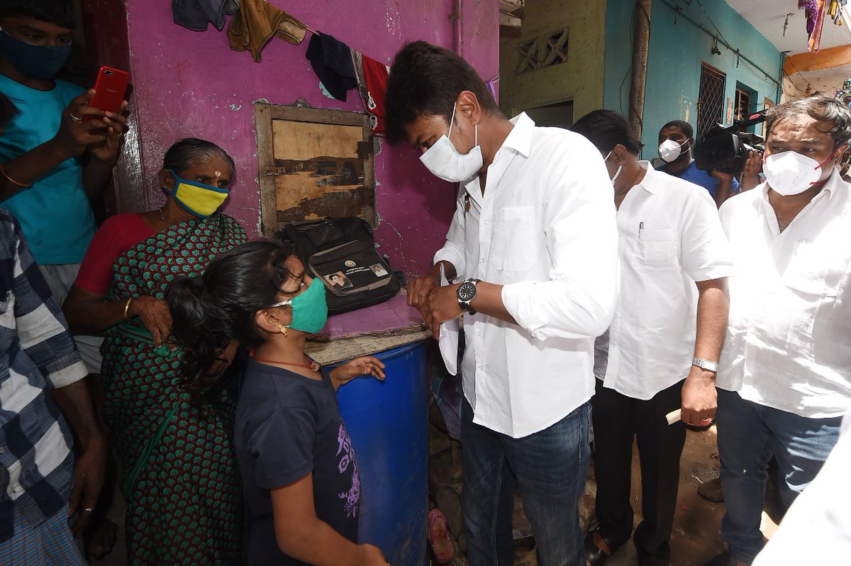 Udhaystalin's tweet photo. சேப்பாக்கம் - திருவல்லிக்கேணி தொகுதி, குதிரை அலி மக்கான் தெருவில், 'தடுப்பூசி மட்டுமே கொரோனாவை வெல்வதற்கான ஆயுதம்' என்ற விழிப்புணர்வு பிரச்சாரத்தை மாண்புமிகு சுகாதாரத்துறை அமைச்சர் அண்ணன் @Subramanian_ma அவர்களுடன் இணைந்து வீடு வீடாக சென்று மேற்கொண்டோம். https://t.co/M4rIGRNE2t