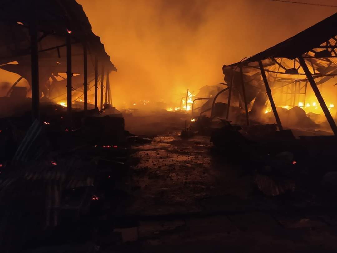 khaingThinSwe1's tweet photo. Due to fire in Shwebo market,
900 shops with goods were destroyed by fire!!!
The total loss is 154870,000,000 kyats. 
In US dollars, it lost nearly $ 11 million.
Check and the latest results!
#Shwebo 
#ShweBoMarketFire 
#WhatsHappeningInMyanmar 
#WeNeedDemocracy https://t.co/EFCkgKgWLW