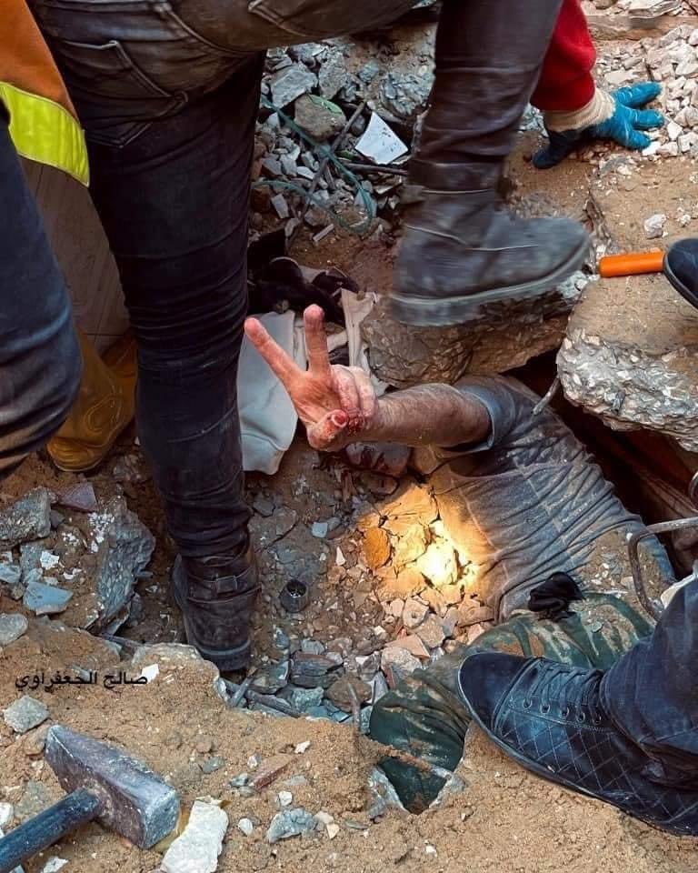 ننهض من تحت الركام نرقب النصر المبين.

اتظنوا بأن هذا الشعب يُهزم!!