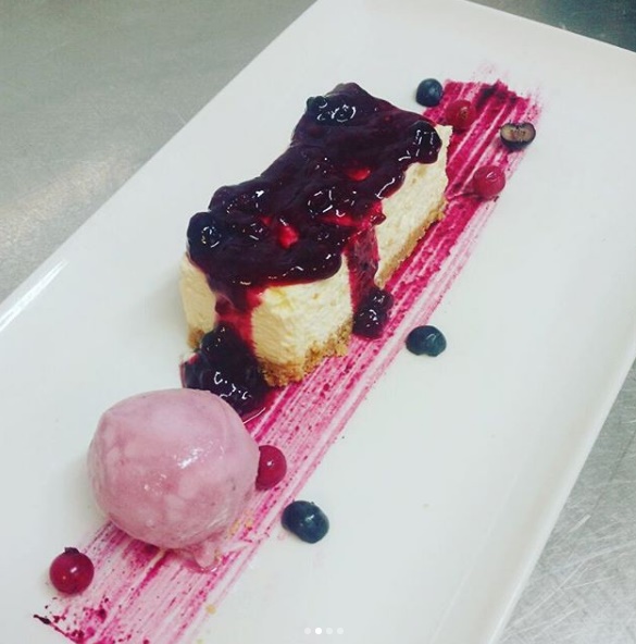 Acabamos la semana con un toque #dulce 😍 Tarta de queso con Reducción de Frutos Rojos. El broche de oro a una experiencia gastronómica muy top.

Reservas: 948 33 00 77 / WhatsApp 669 55 22 31 

Te recordamos que disponemos de #terrazaabierta, #terrazacubierta y #zonaclimatizada