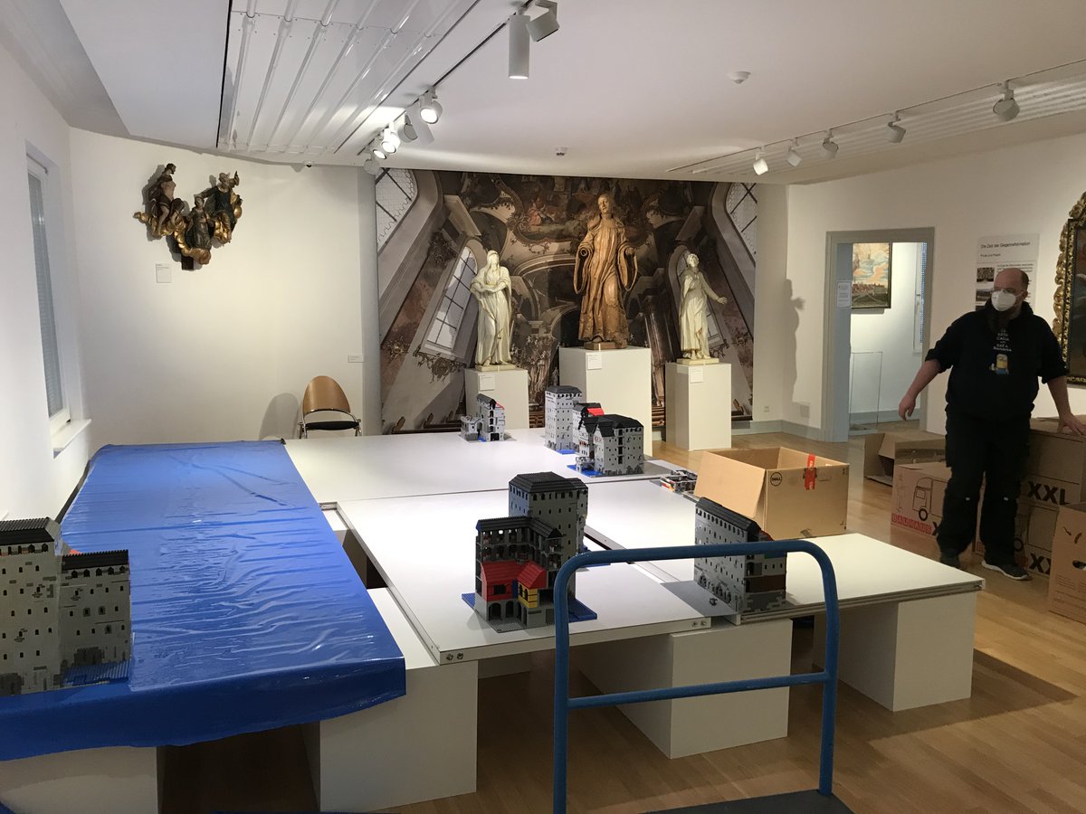 HZLM_Hechingen's tweet photo. Am heutigen #InternationalerMuseumstag baut Wolf gerade das letzte große Objekt für die #Lego Ausstellung auf. Eine 15qm große Burganlage! mitten in die Dauerausstellung! Wir hoffen bald wieder öffnen zu können. #openandsafe #MuseenEntdecken #Hechingen #Hohenzollern @museumstag https://t.co/lQnNHlJeHe