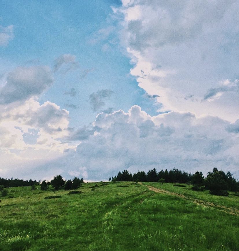 Eski Türkler, kaç yaşındasın yerine kaç bahar gördün derlermiş. Özünde “yaş” olan kelimeler, hayat, can ve yeşerme anlamı taşıyor. Canlılığı devam eden, yaş alan insana “yaşlı”; canlı bitki rengine de “yaşıl” yani yeşil deriz. Her yıl ömrümüzün bir başka baharına erer, yeşeririz.