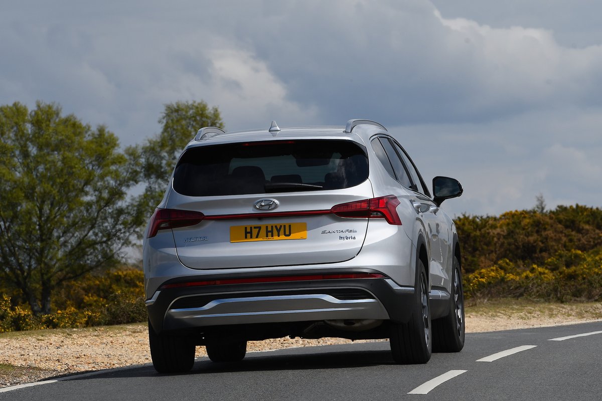 REVIEW UPDATE: With its huge boot, seven-seat practicality and impressive roster of standard kit, <a href="/Hyundai_UK/">Hyundai UK</a>'s new Santa Fe is thoroughly deserving of our ★★★★★ rating.

bddy.me/3fkeeIF
