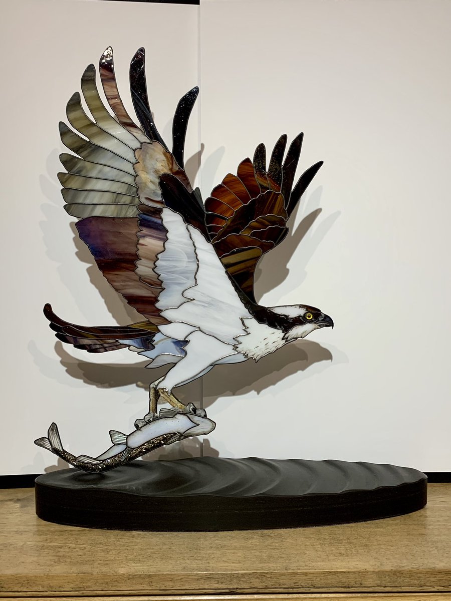 fidhw's tweet image. ...drumroll...
The #Osprey has gone to its new home, and (as it was delivered Friday and gifted yesterday) I can now share with you!
Carved stone base by the Highland Slate Workshop, fish by late-night inspiration. #glassart #birdart #happy