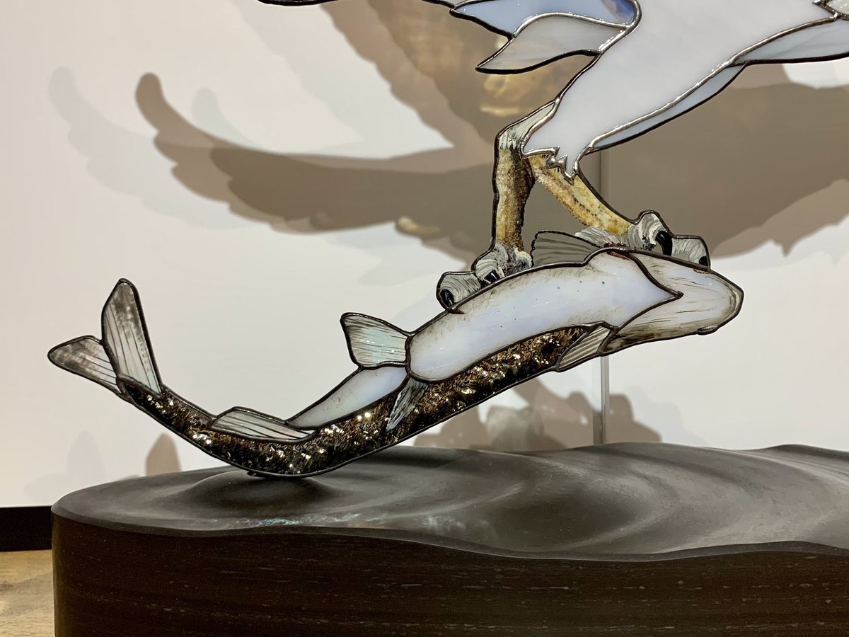 fidhw's tweet image. ...drumroll...
The #Osprey has gone to its new home, and (as it was delivered Friday and gifted yesterday) I can now share with you!
Carved stone base by the Highland Slate Workshop, fish by late-night inspiration. #glassart #birdart #happy