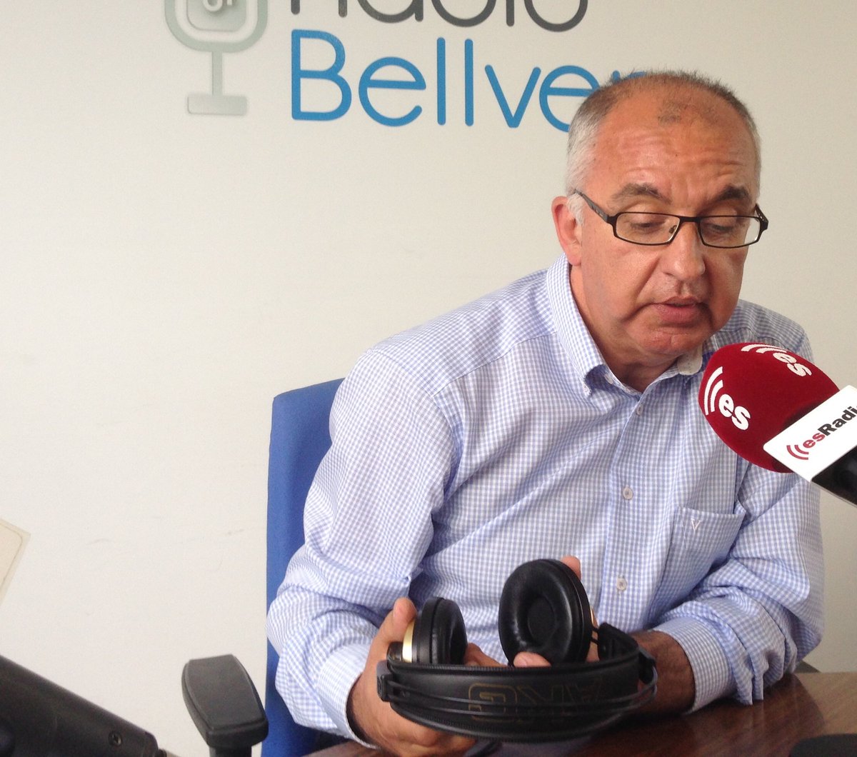 esRadioBaleares's tweet photo. Una semana de prórroga del "estado de alarma balear" y @F_Armengol sigue sin pasar por el @ParlamentIB. La farsa de la "Mesa de Diálogo Social" y los viajes de la presidenta a Berlín y Madrid. El mejor análisis con #JMato y @GabrielTorrensT en @esRadio971 https://t.co/5odymPo6lP https://t.co/ng1NKIE8Hv