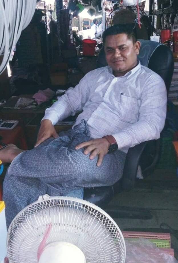 Funeral of Mr Shakot Ali relative of <a href="/AungZawWin_MP/">U Aung Zaw Win</a> who was killed by an unknown person with gun while he was sitting in his shop in BD, Kutupalong camp, Lambasheya market yesterday at 3 pm,15 May 2021. No safety for Rohingya in camp.
#SaveMyanmarCirizen
#WhatsHappeninglnMyanmar