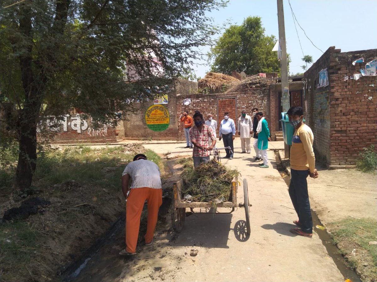 DdSaharanpur's tweet photo. दिनांक 16 मई, 2021 को उपनिदेशक (पंचायत) द्वारा जनपद शामली के विकास खण्ड थानाभवन की ग्राम पंचायत महावतपुर अहातागौसगढ़ और जानीपुर में विशेष सफाई अभियान का निरीक्षण किया गया तथा मेडिकल टीम के आने व मेडिकल किट वितरण की पुष्टि निगरानी समिति से की गयी । @uppanchayatiraj
@Bhupendraupbjp https://t.co/WDwI6N4MMH