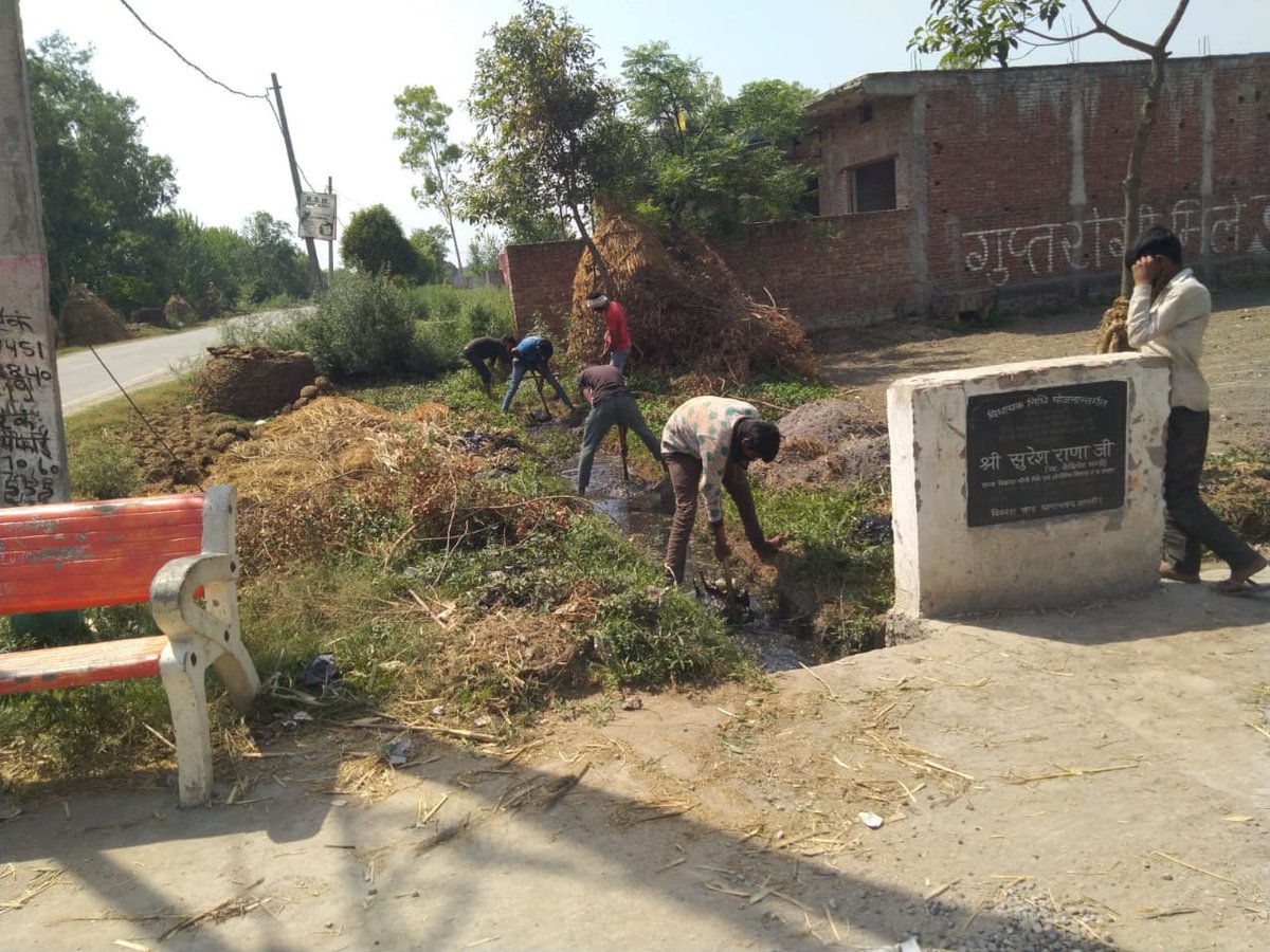 DdSaharanpur's tweet photo. दिनांक 16 मई, 2021 को उपनिदेशक (पंचायत) द्वारा जनपद शामली के विकास खण्ड थानाभवन की ग्राम पंचायत महावतपुर अहातागौसगढ़ और जानीपुर में विशेष सफाई अभियान का निरीक्षण किया गया तथा मेडिकल टीम के आने व मेडिकल किट वितरण की पुष्टि निगरानी समिति से की गयी । @uppanchayatiraj
@Bhupendraupbjp https://t.co/WDwI6N4MMH