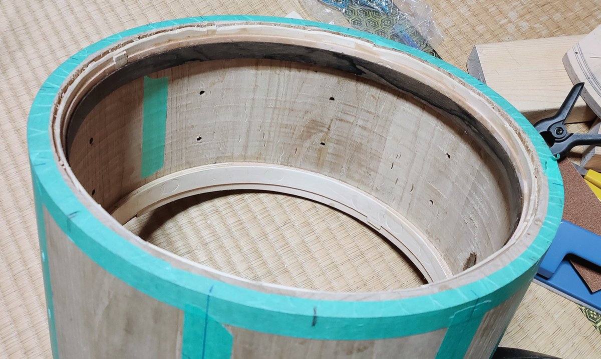 Ghk Dry 名栗加工風の彫り込みはシェルの内側に1 3mm間隔で目盛りを書き バネでトリマーを上下させて1箇所ずつ彫りました Mdfだとビットの先が見えないのでアクリル板で作ればよかった