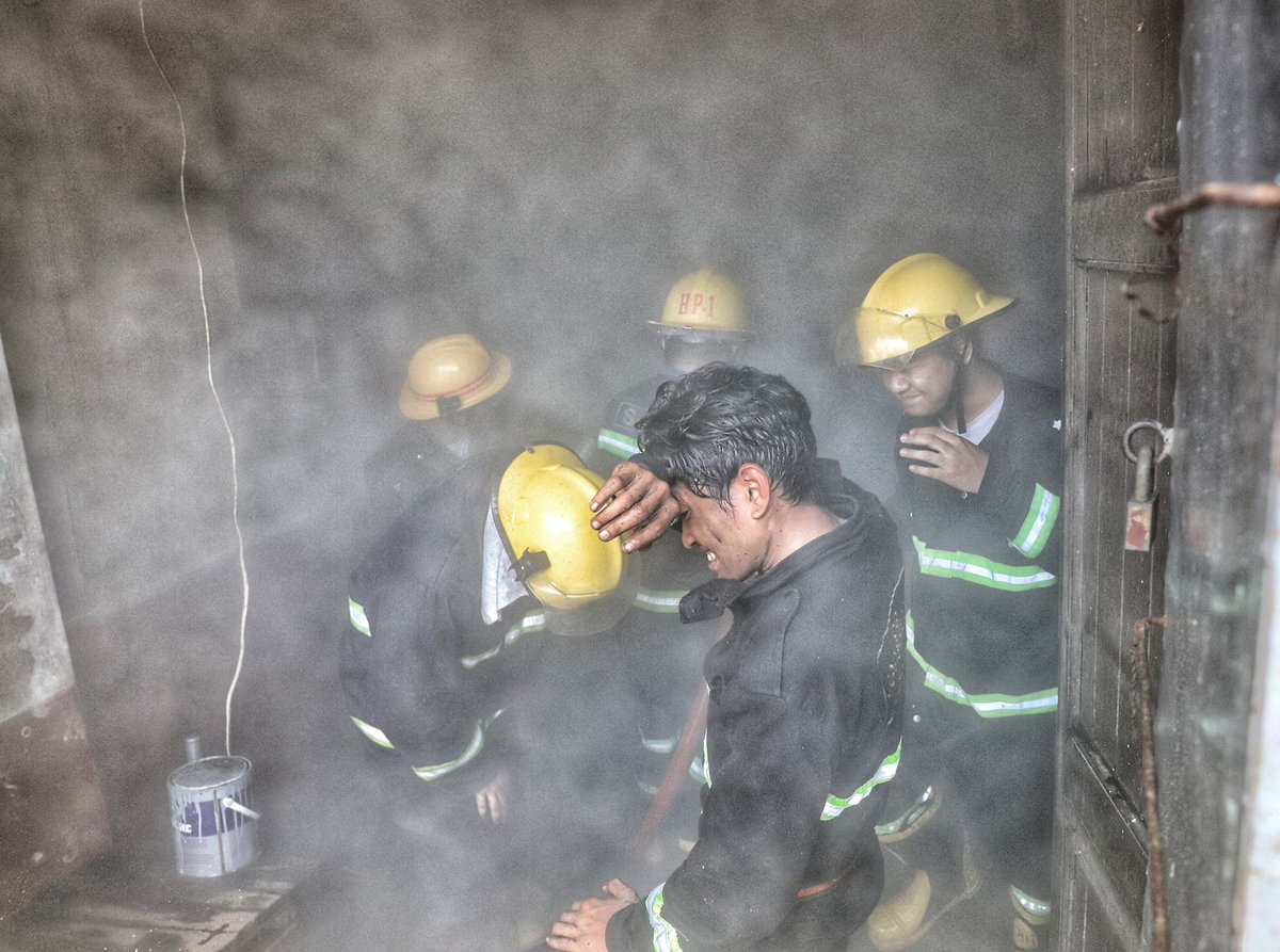 Myanmar_Now_Eng's tweet photo. Scenes of fire fighters battling the fire that broke out around 11:15am in downtown Yangon’s Pabedan Township. The fire was put out just before 13:00 pm.  

#WhatsHappeninglnMyanmar https://t.co/vabcdSYTuq
