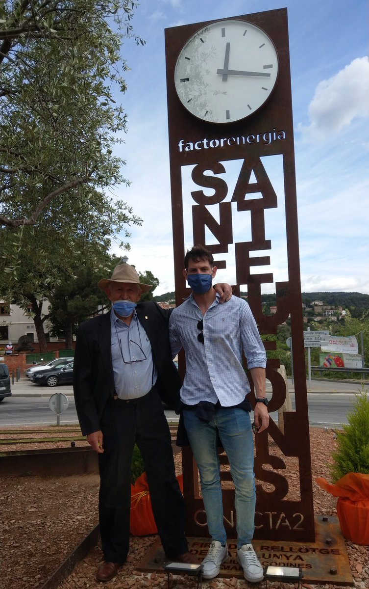 onacodinenca's tweet photo. Sant Feliu inaugura el rellotge commemoratiu dels 25 anys de la Fira del Rellotge que, a partir d'ara, presidirà la rotonda d'entrada al poble. És un disseny de Miquel Tura (a la foto) #sfc182 https://t.co/WeQlF5CIHE
