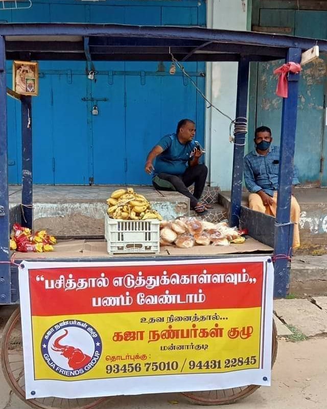 mannargudidays's tweet photo. "பசித்தால் எடுத்துக்கொள்ளவும், பணம் வேண்டாம்" என்கிற வாசகத்துடன், #மன்னார்குடி #கஜா_நண்பர்கள்_குழு அமைப்பினர், பசியோடிருக்கும் எளியவர்கள், அவர்களாகவே உணவினை எடுத்துக்கொள்ளும்படியான திட்டத்தை #பந்தலடியில் துவங்கியுள்ளனர்.

கஜா நண்பர்கள் குழு,
9345675010, 9443122845. https://t.co/PU99QCN6My