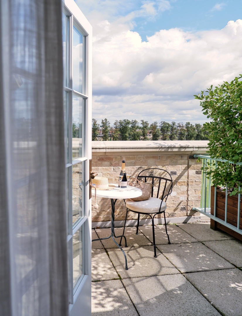 Tomorrow we re-open the doors to our historic hotel, in the heart of this wonderful, vibrant city. To stay with us and explore a treasure trove of history, science and iconic institutions follow the link universityarms.com/staycations/ 

📸 : <a href="/mrlondon/">Mr London</a> | @CamillaMount | <a href="/gourmet_guy/">Matt Pangiome</a>